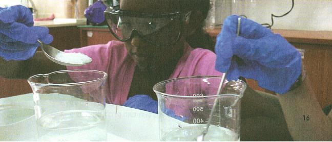 (בספר ציור של איש מנקה חלונות בניין מבחוץ)